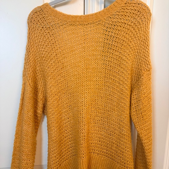 Abercrombie & Fitch Tops - Abercrombie open back knit sweater